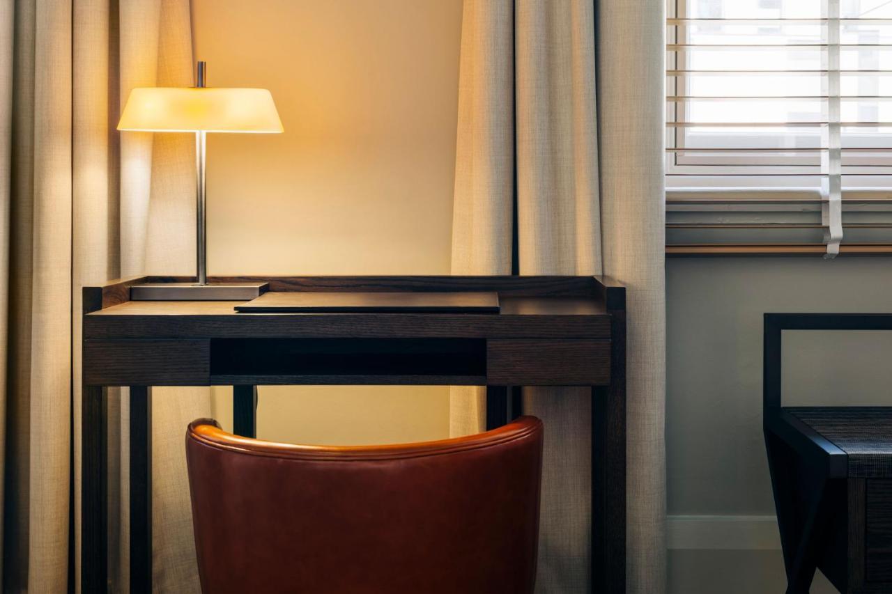The Tasman, A Luxury Collection Hotel, Hobart Bagian luar foto A table lamp