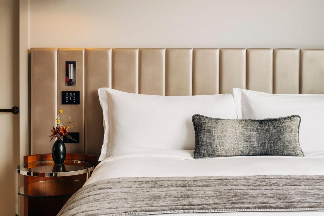 The Tasman, A Luxury Collection Hotel, Hobart Bagian luar foto A bed with a throw pillow