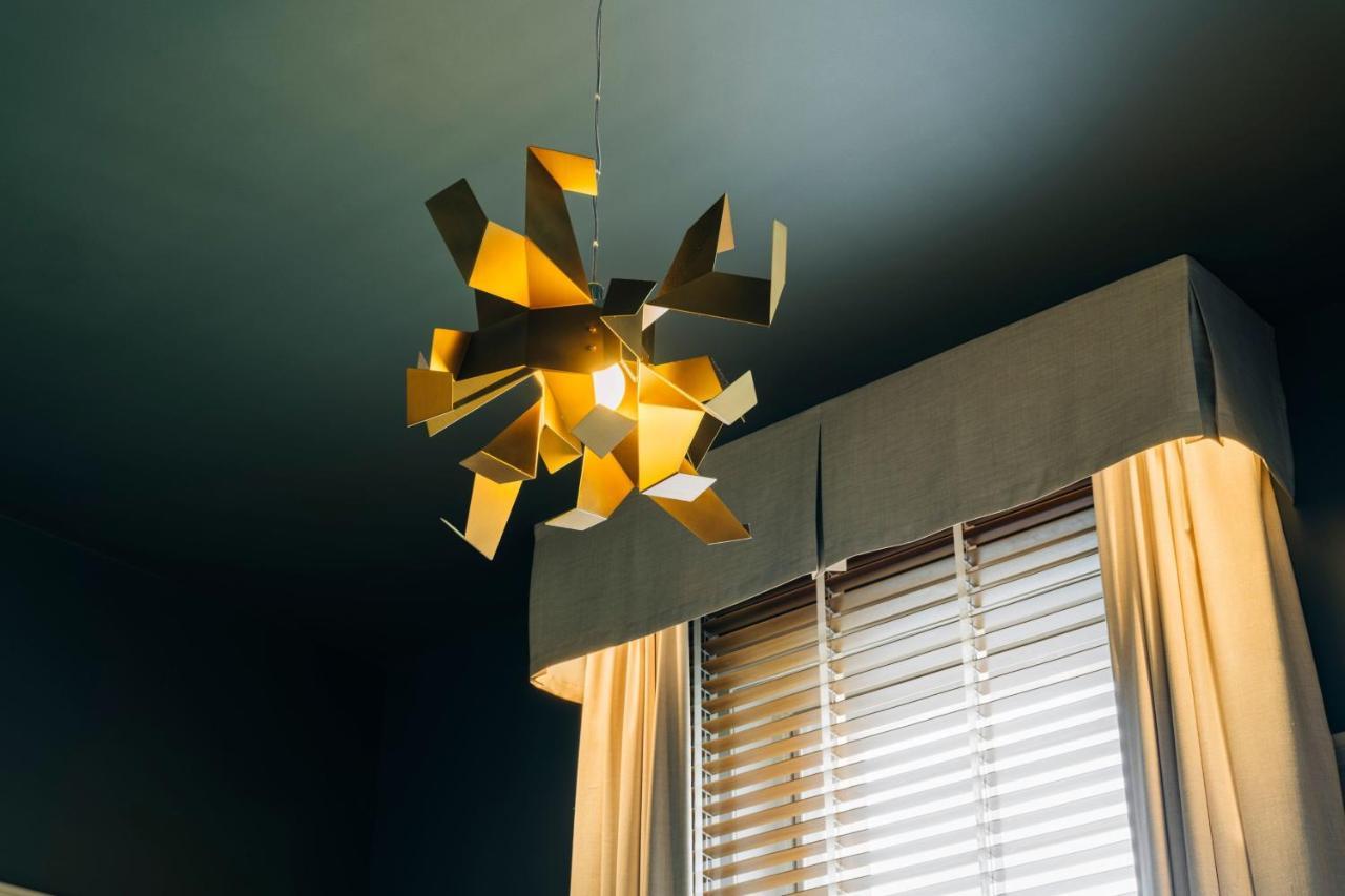 The Tasman, A Luxury Collection Hotel, Hobart Bagian luar foto A pendant light