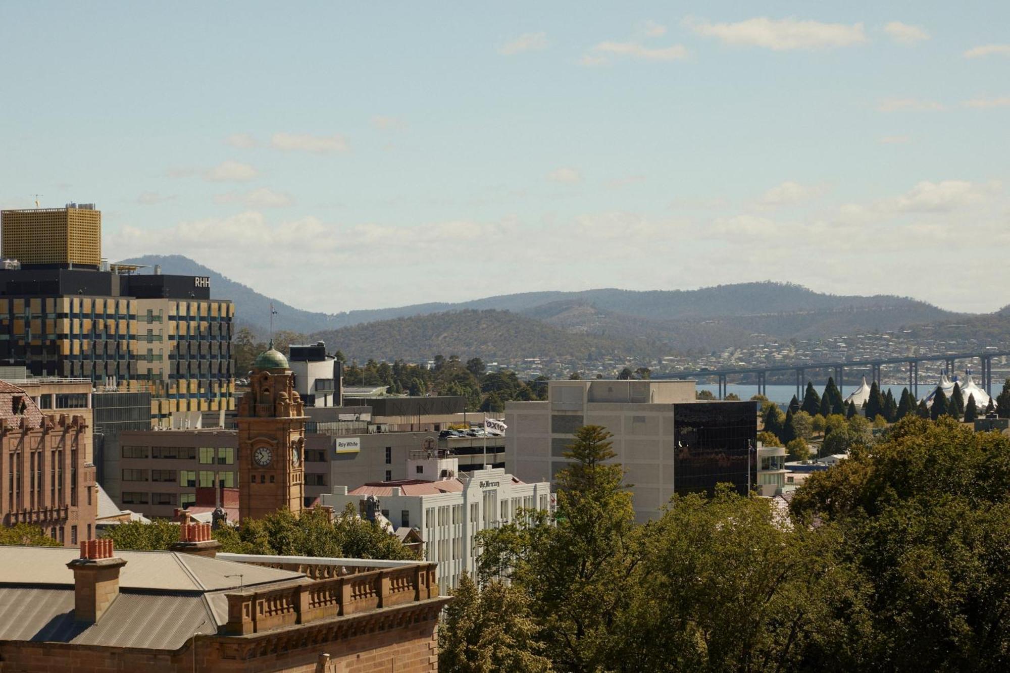 The Tasman, A Luxury Collection Hotel, Hobart Bagian luar foto View of Hobart from the north